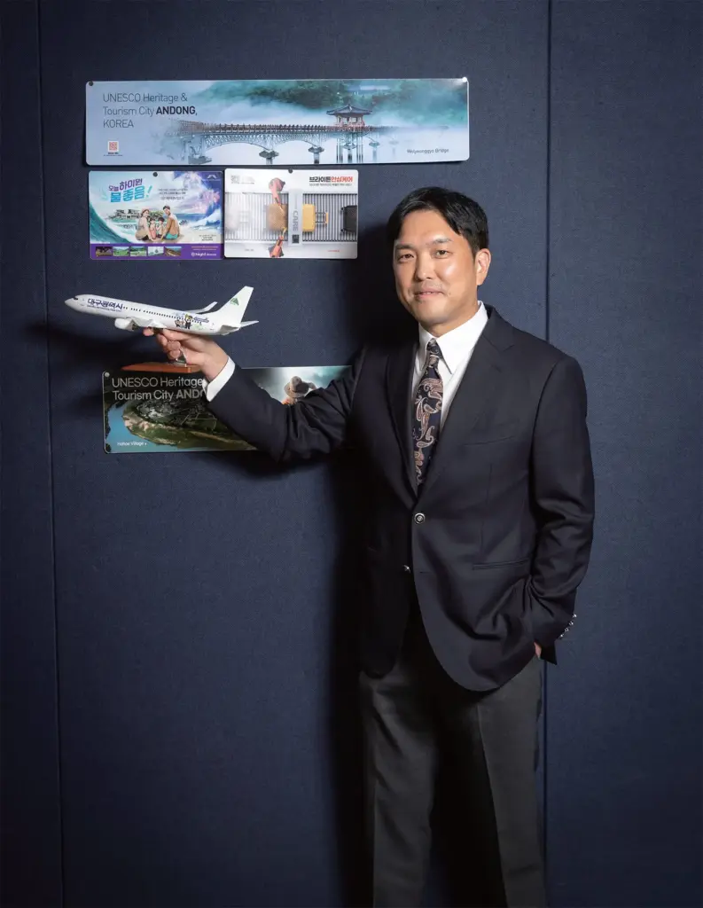 항공기 광고판의 탑건 ‘들뜬 마음을 공략하라’